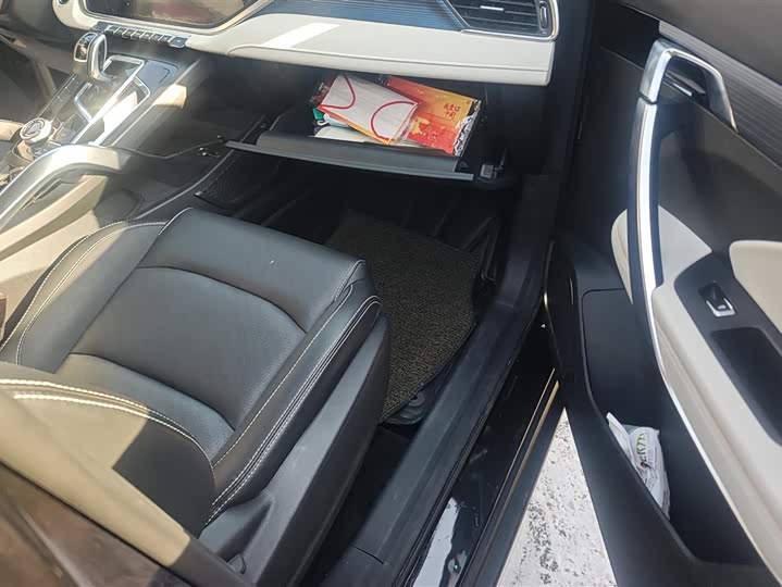 Фото 8 - Geely Atlas