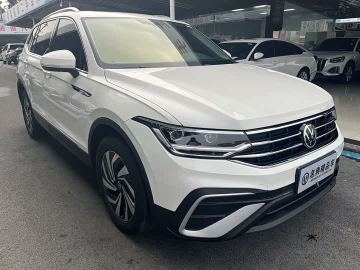 Фото 3 - Volkswagen Tiguan L Pro