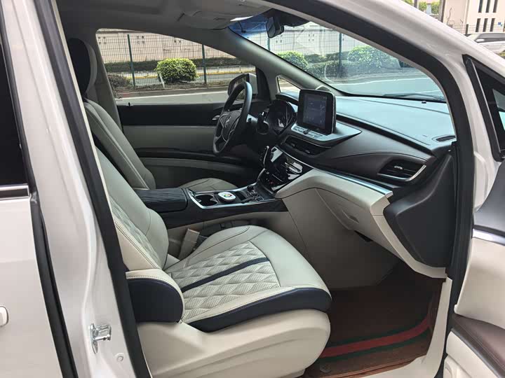 Фото 7 - Buick GL8 ES