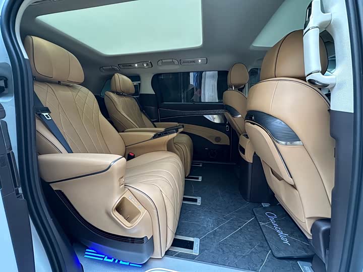 Фото 7 - Denza D9