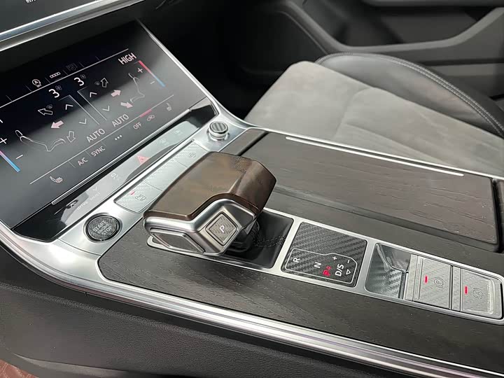 Фото 9 - Audi A6L