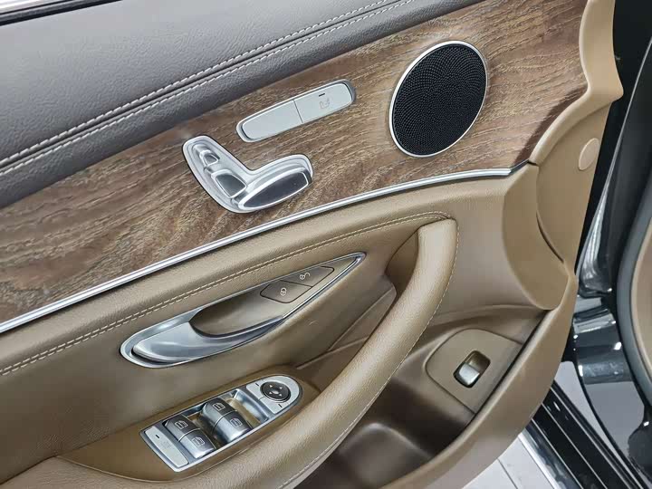 Фото 5 - Mercedes-Benz E-Class