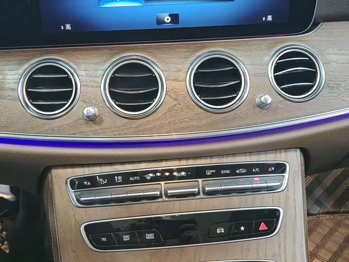 Фото 9 - Mercedes-Benz E-Class