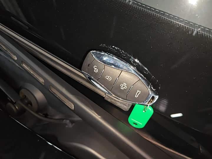 Фото 9 - Hongqi H5