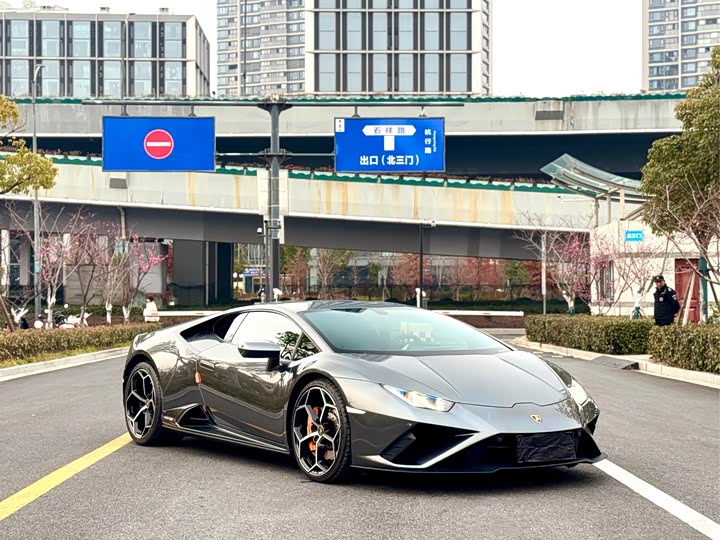 Фото 2 - Lamborghini Huracán