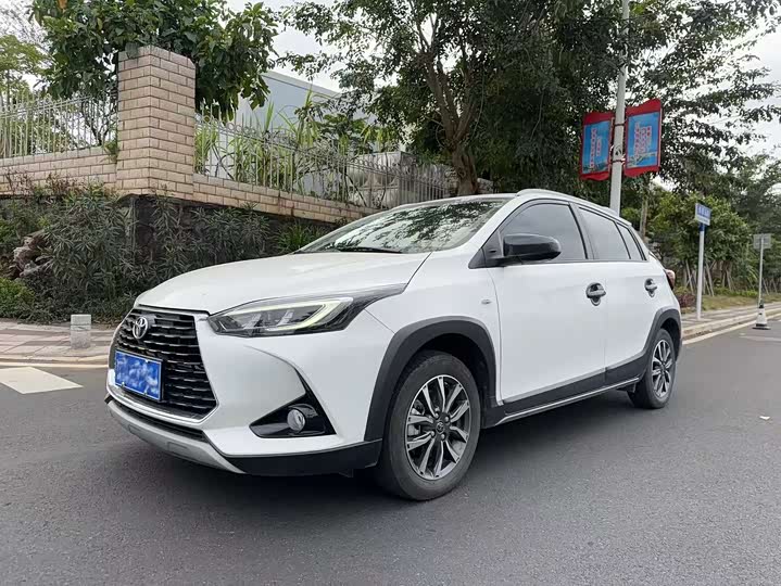 Фото 1 - Toyota Yaris L Hatchback