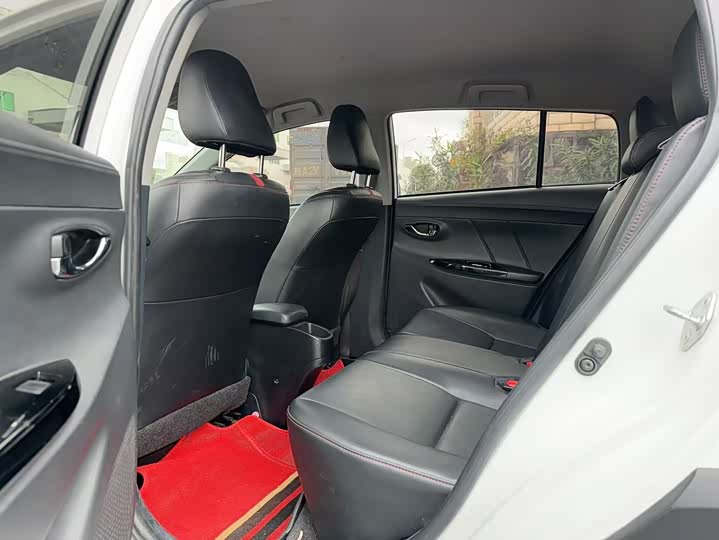 Фото 8 - Toyota Yaris L Hatchback