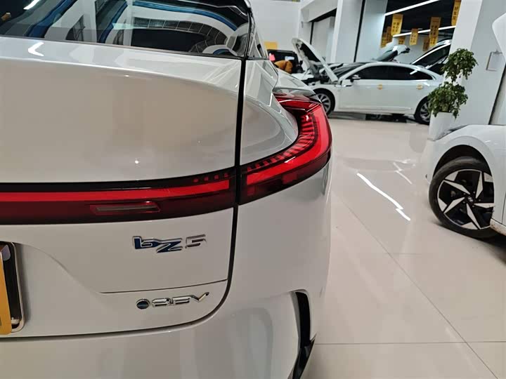 Фото 8 - Toyota bZ5