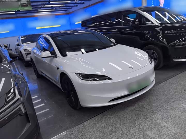 Фото 4 - Tesla Model 3