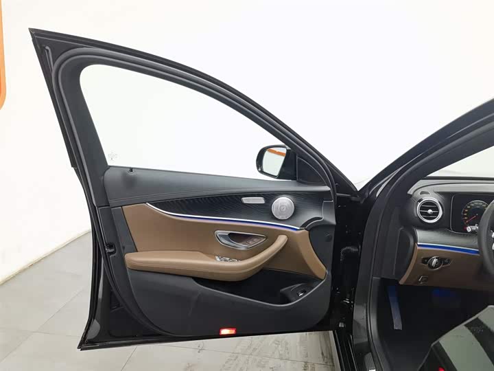 Фото 8 - Mercedes-Benz E-Class