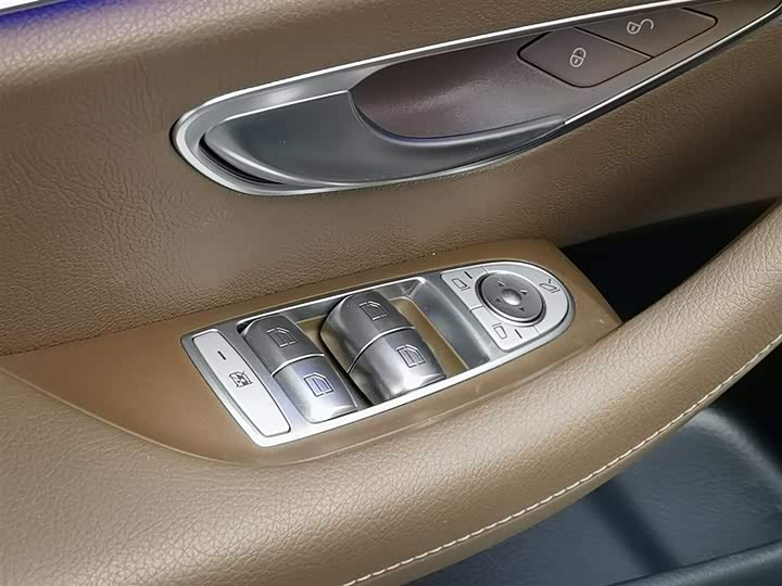 Фото 9 - Mercedes-Benz E-Class