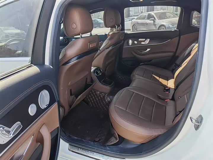 Фото 6 - Mercedes-Benz E-Class