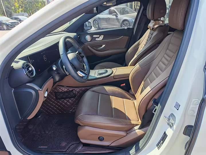 Фото 7 - Mercedes-Benz E-Class