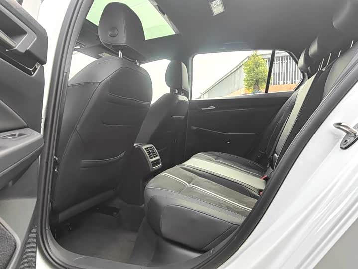 Фото 4 - Volkswagen Golf