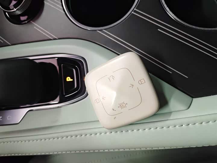 Фото 9 - Zeekr 001