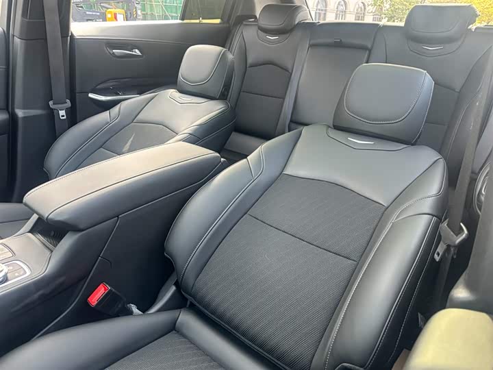 Фото 8 - Cadillac XT4