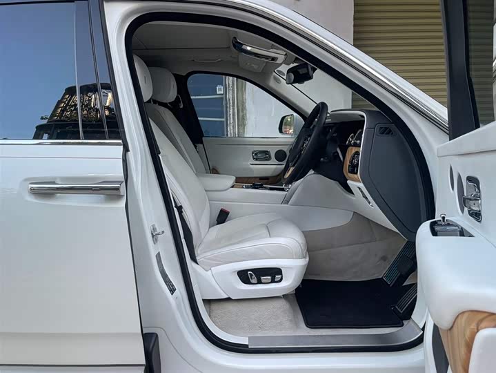 Фото 9 - Rolls-Royce Cullinan