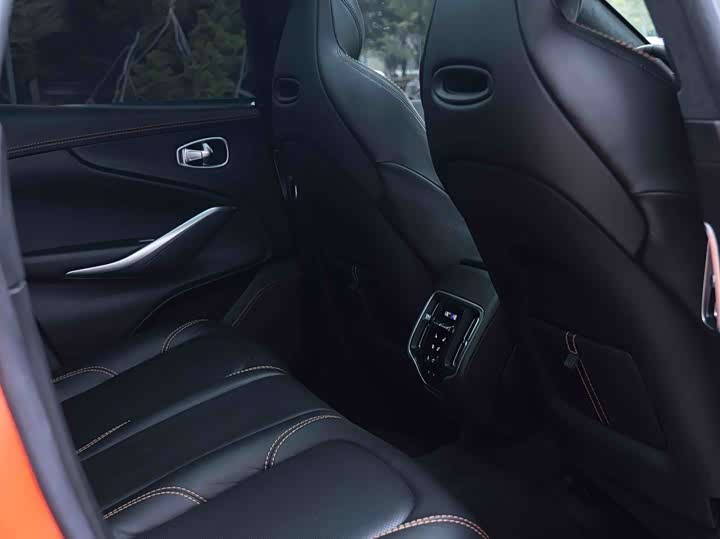 Фото 6 - Aston Martin DBX