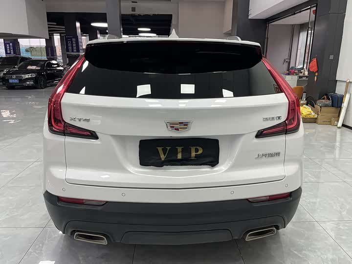 Фото 8 - Cadillac XT4