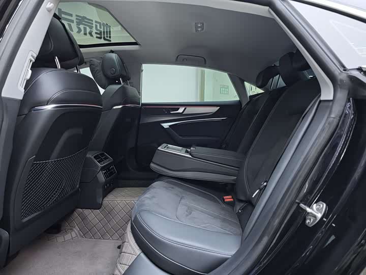 Фото 9 - Audi A7L