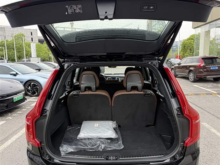 Фото 9 - Volvo XC90