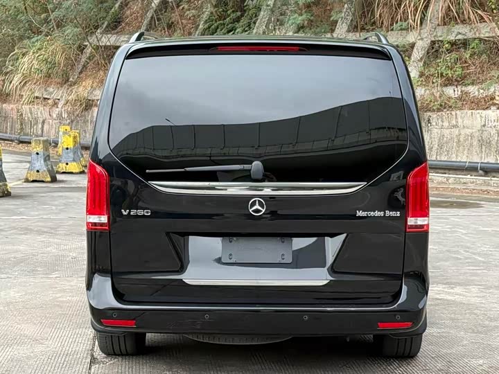 Фото 9 - Mercedes-Benz V-Class