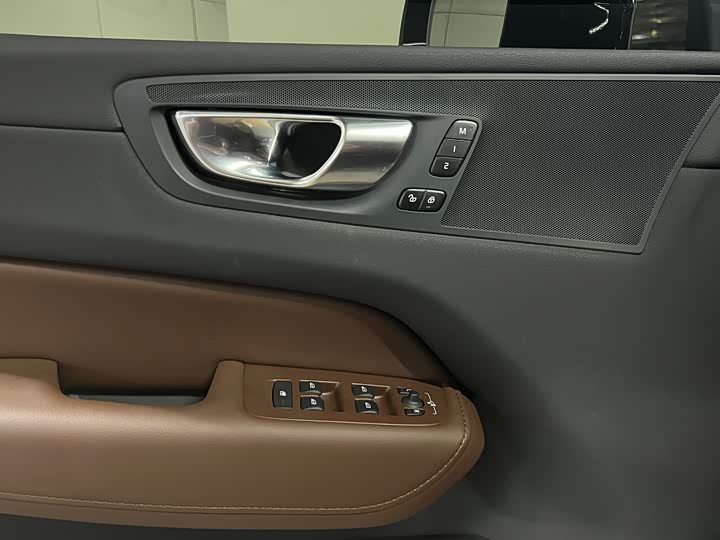 Фото 8 - Volvo XC60