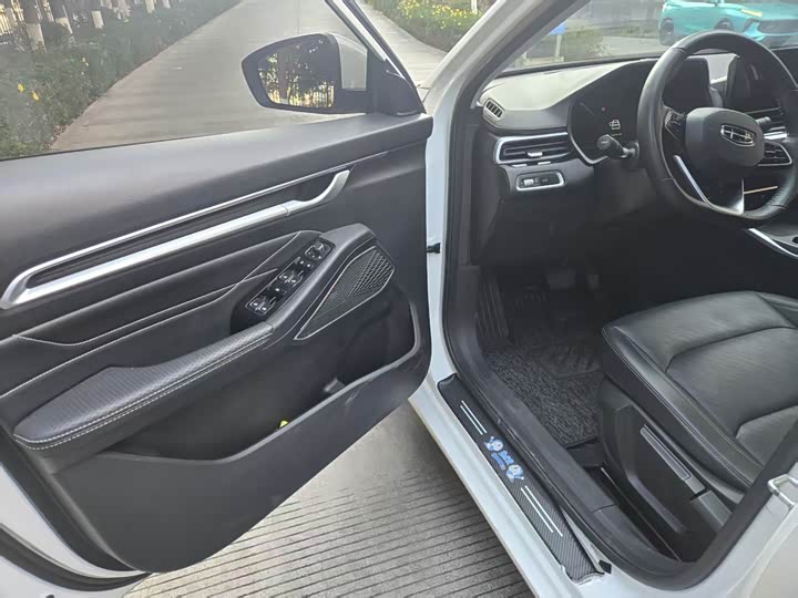 Фото 8 - Geely Emgrand