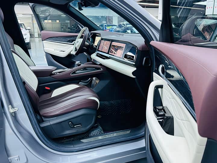 Фото 8 - Geely Monjaro