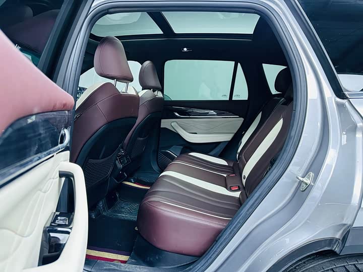 Фото 9 - Geely Monjaro