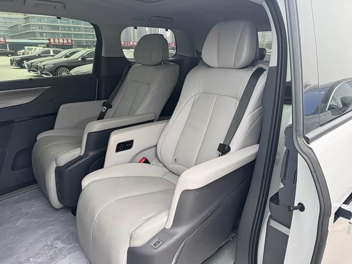 Фото 9 - Buick GL8 ES