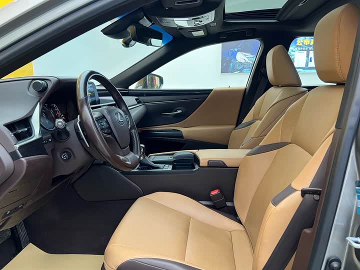 Фото 3 - Lexus ES