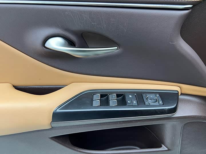 Фото 5 - Lexus ES