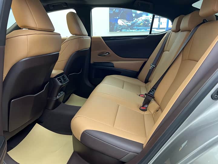 Фото 8 - Lexus ES