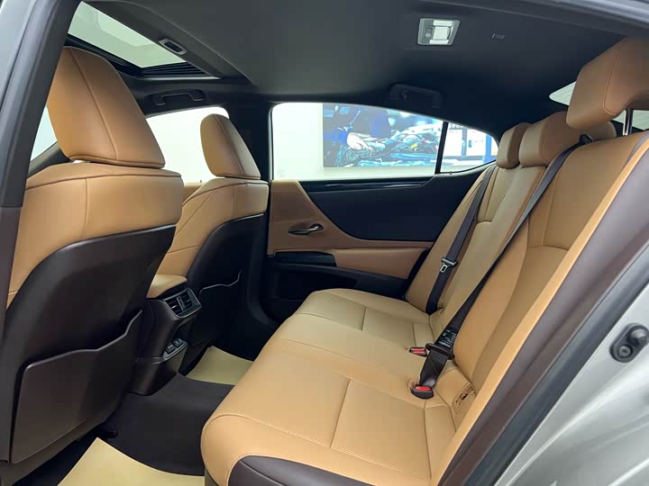 Фото 9 - Lexus ES