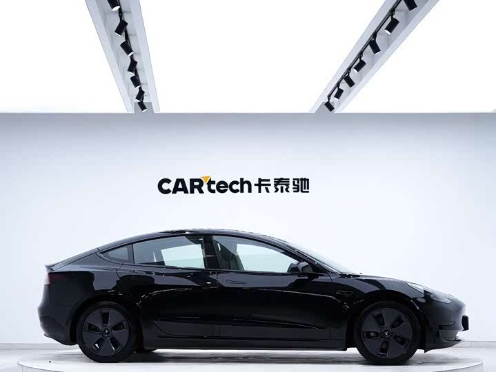 Фото 3 - Tesla Model 3