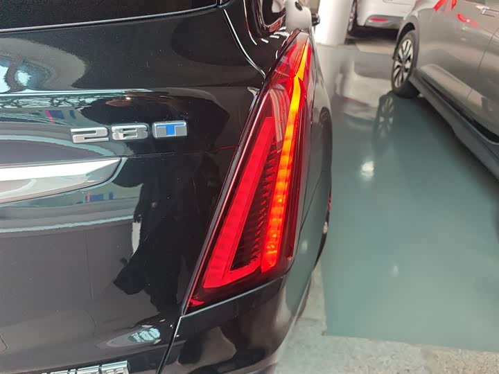 Фото 8 - Cadillac XT5