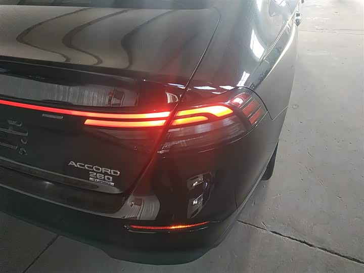 Фото 8 - Honda Accord