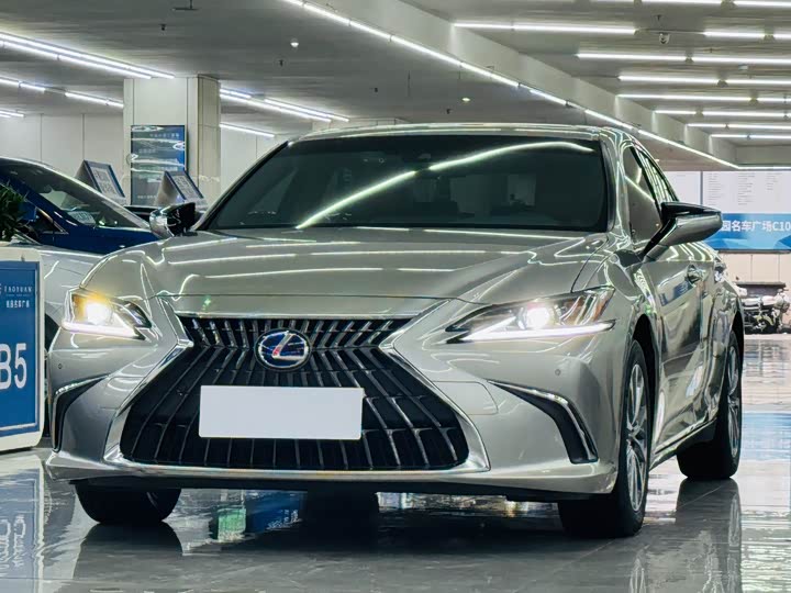 Фото 1 - Lexus ES