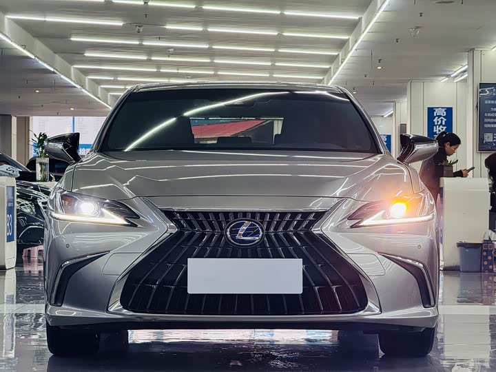 Фото 2 - Lexus ES