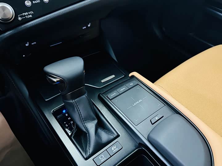 Фото 7 - Lexus ES