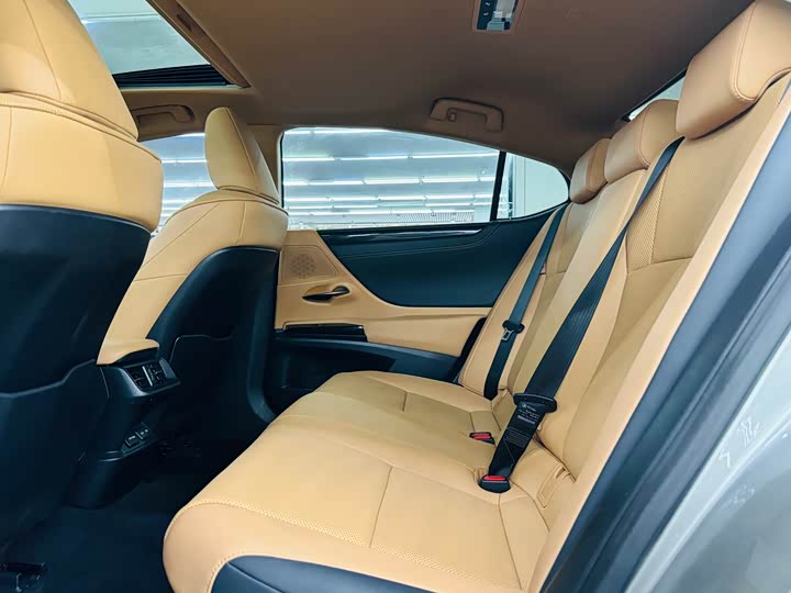 Фото 9 - Lexus ES