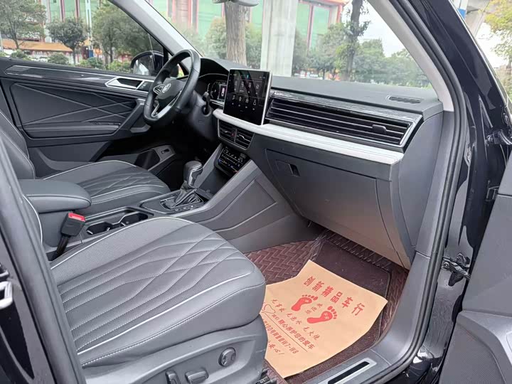 Фото 8 - Volkswagen Tiguan L Pro