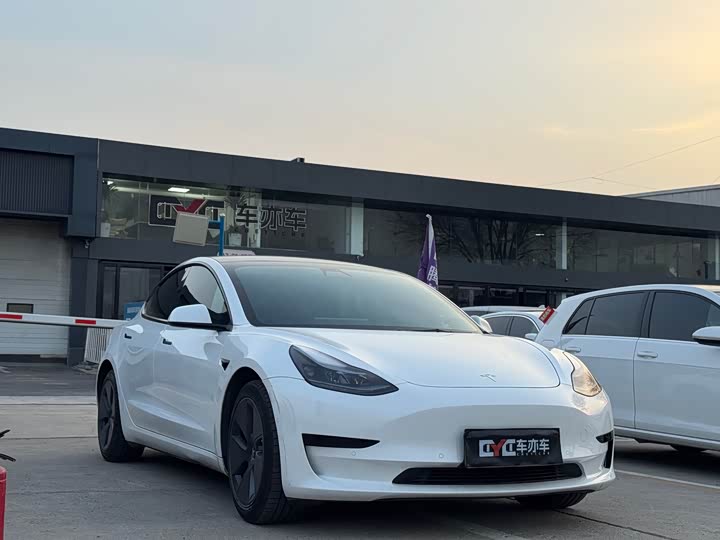 Фото 3 - Tesla Model 3