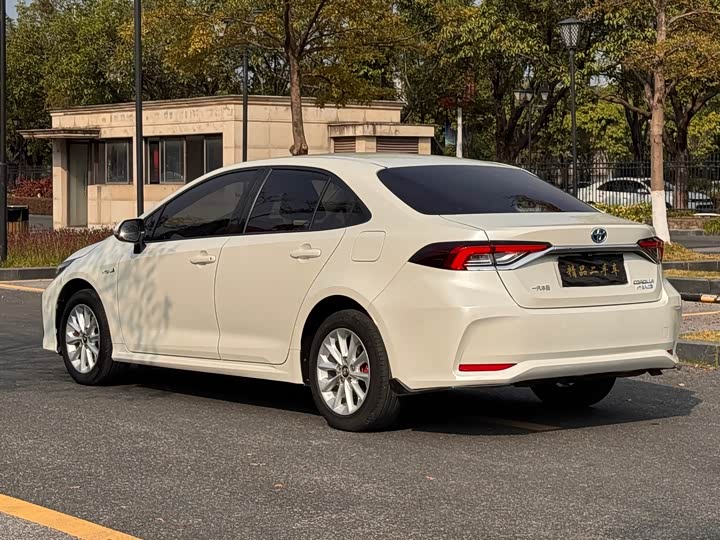 Фото 4 - Toyota Corolla