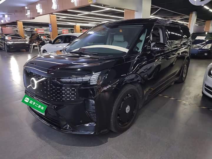 Фото 2 - Volvo EM90