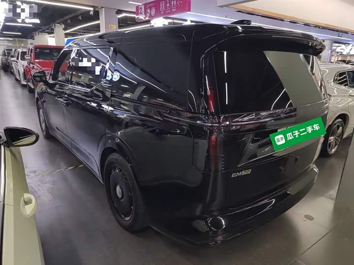 Фото 5 - Volvo EM90