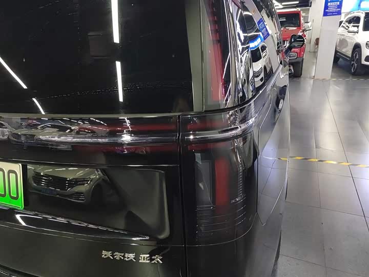 Фото 8 - Volvo EM90