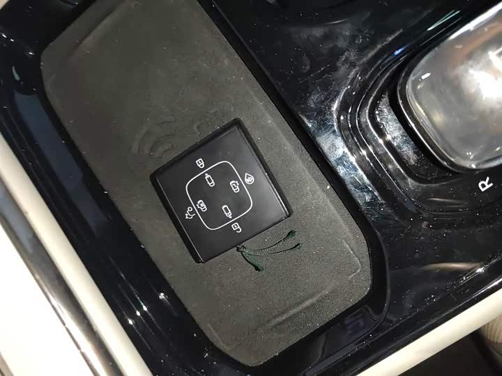 Фото 9 - Volvo EM90