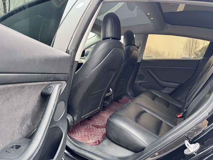 Фото 4 - Tesla Model 3